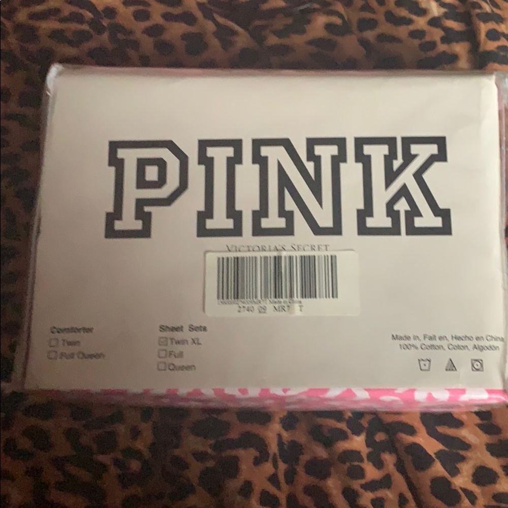 NWTs VS Pink sheet set